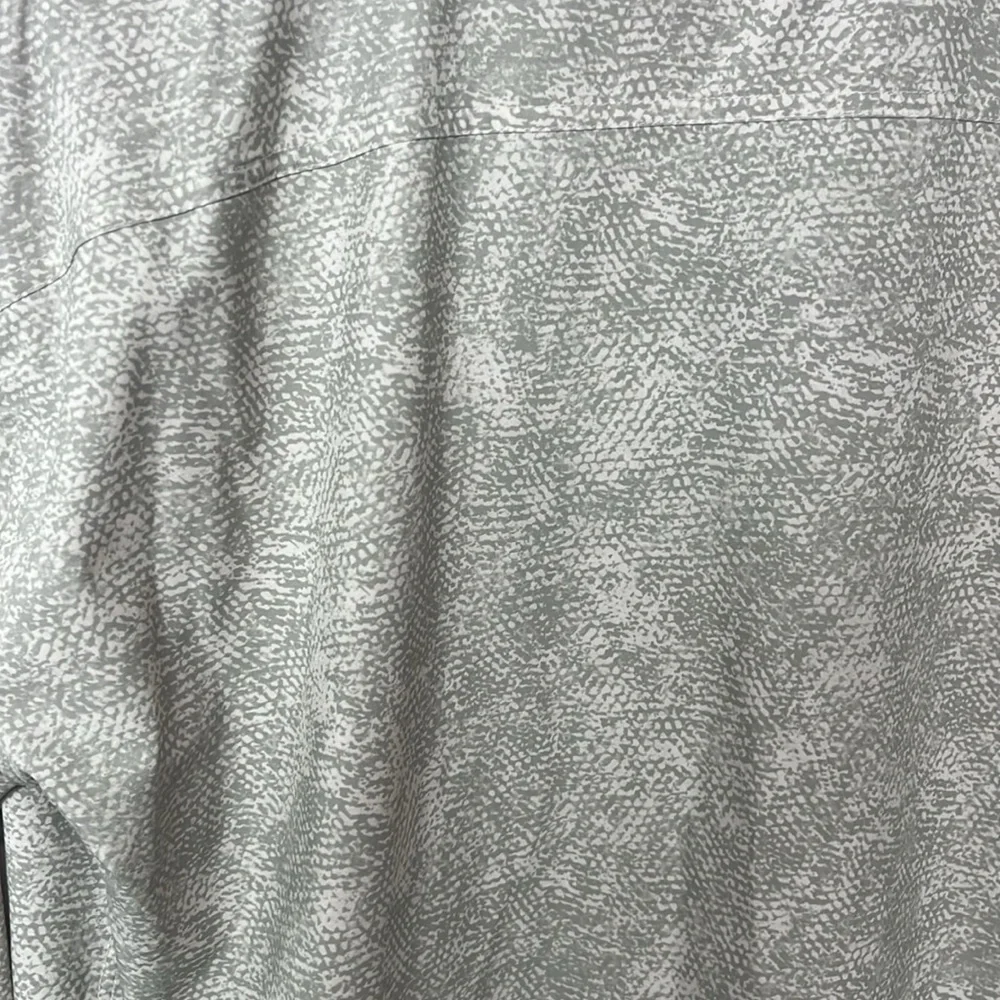 Athleta Zuma Printed Collared Long Sleeve Top size Medium Gray and Tan - Picture 7 of 15